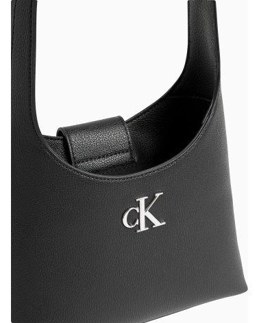 Calvin Klein Minimal Monogram Schultertasche in Schwarz kaufen