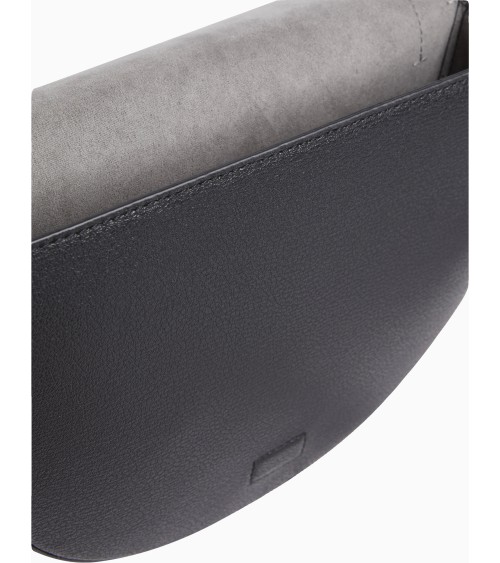 Bolsa CK Minimal Monogram Saddle22 Negra para Mujer