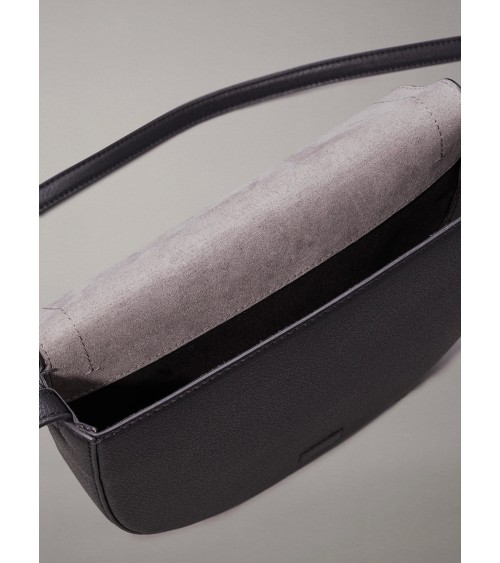 Bolsa CK Minimal Monogram Saddle22 Negra para Mujer