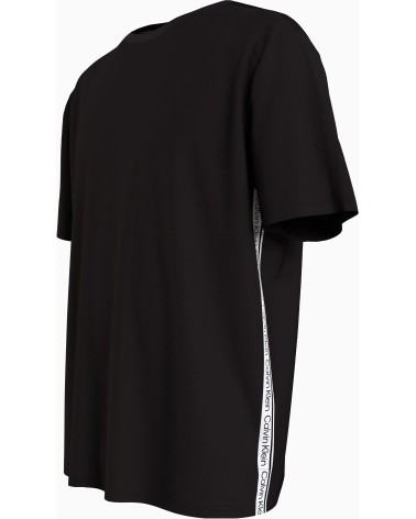 Compra camiseta blanca Calvin Klein con logo lateral.