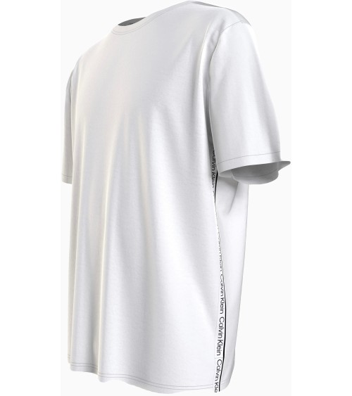 Compra camiseta blanca Calvin Klein con logo lateral.