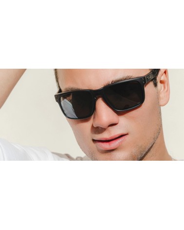 Oakley Holbrook: occhiali da sole neri uomo. Design e UV.