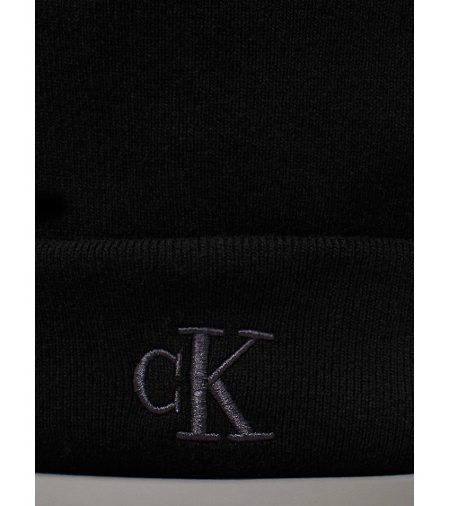 Gorra negra Calvin Klein con logo bordado para hombres.