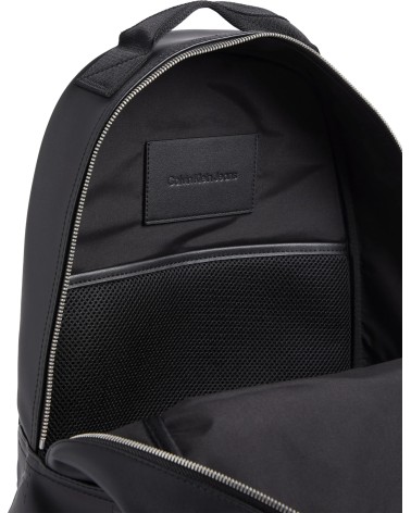**Titre Meta :** Sac à dos Calvin Klein en cuir - Élégance noire