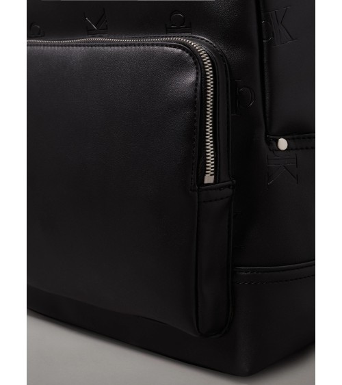 **Titre Meta :** Sac à dos Calvin Klein en cuir - Élégance noire