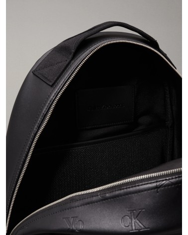 **Titre Meta :** Sac à dos Calvin Klein en cuir - Élégance noire