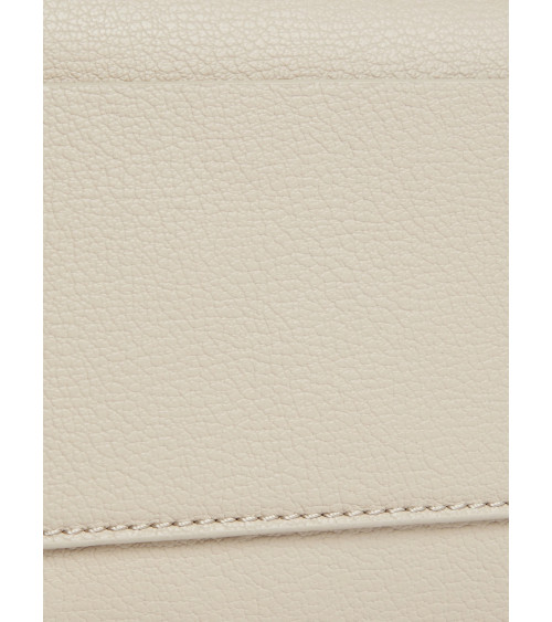 Calvin Klein Minimal Monogram Shoulder Bag: Stile e Sostenibilità