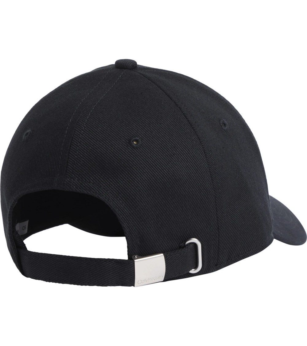 Compra la Gorra Calvin Klein con Logo Bordado en color negro.