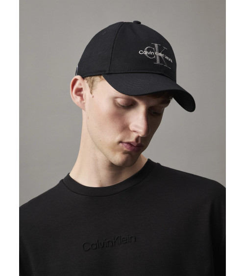 Compra la Gorra Calvin Klein con Logo Bordado en color negro.