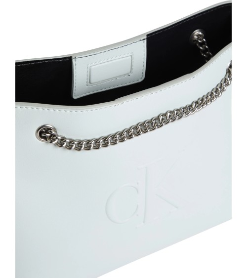 Borsa Scultorea Calvin Klein a spalla in grigio.
