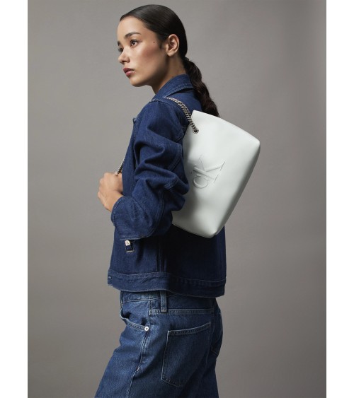 Meta Title: Calvin Klein Graue Schultertasche mit Kette kaufen