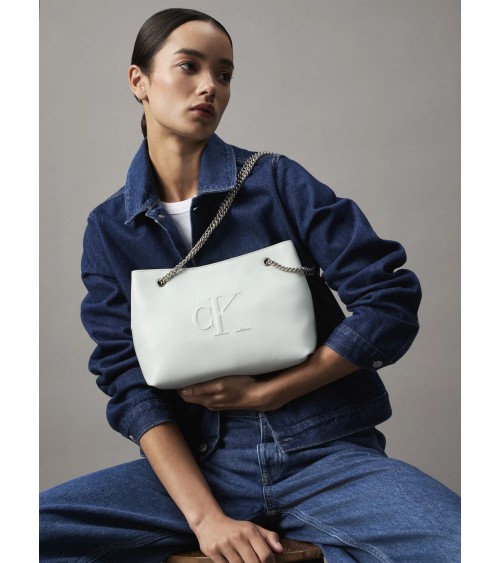 Borsa Scultorea Calvin Klein a spalla in grigio.