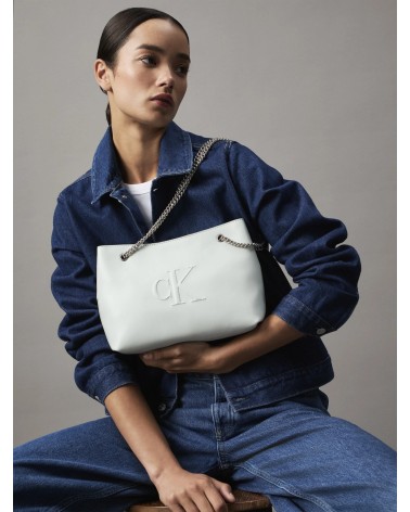 Borsa Scultorea Calvin Klein a spalla in grigio.
