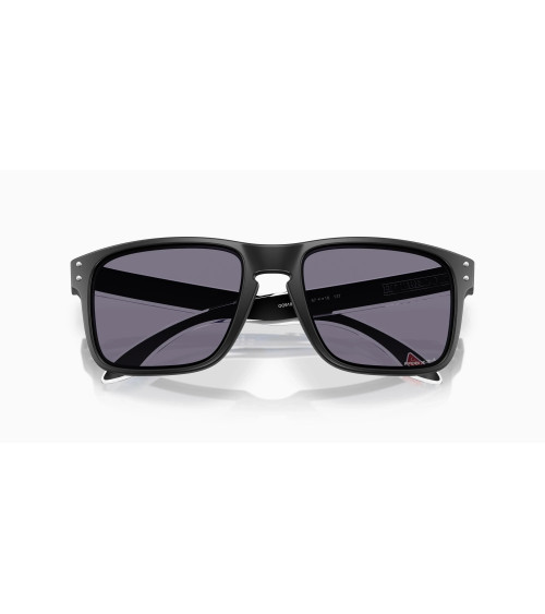 Oakley Holbrook: occhiali da sole neri uomo. Design e UV.