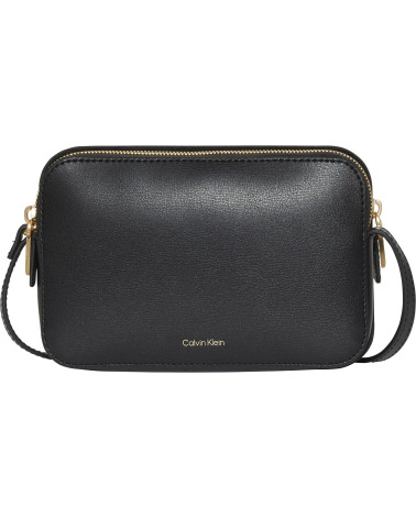 Compra la bolsa negra de Calvin Klein con elegante logo.