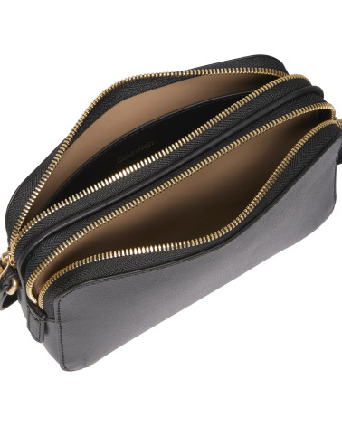 Compra la bolsa negra de Calvin Klein con elegante logo.