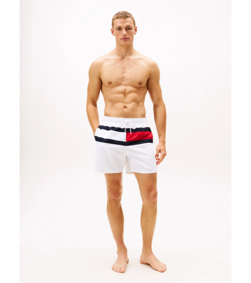 Bañador clásico azul de Tommy Hilfiger para un estilo atemporal