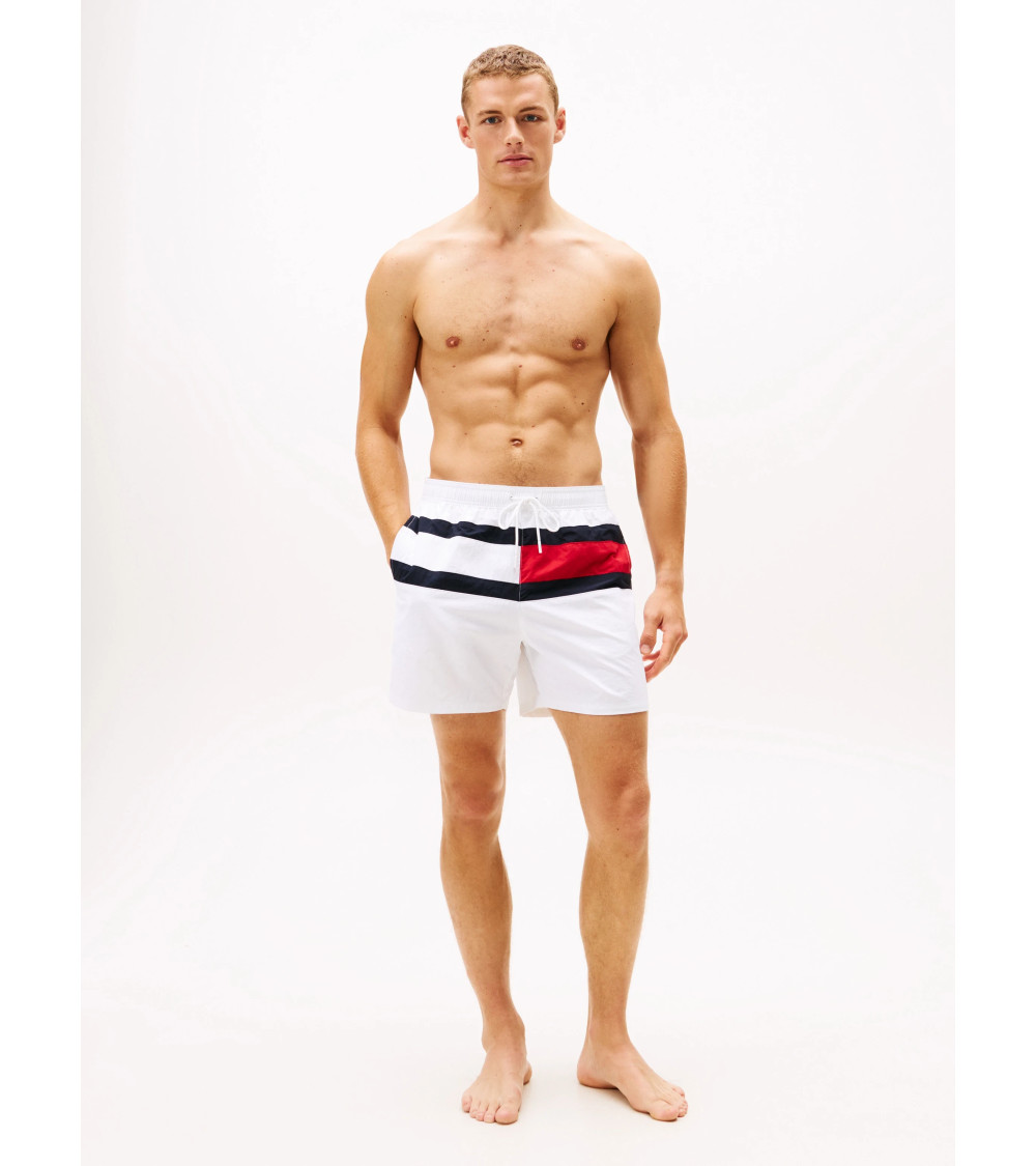 Bañador clásico azul de Tommy Hilfiger para un estilo atemporal