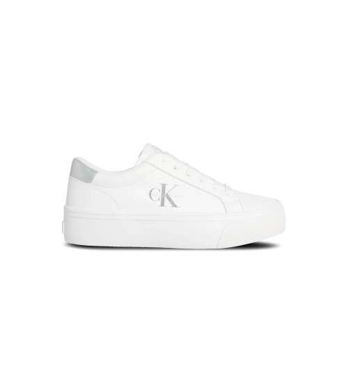 Compra zapatillas Calvin Klein Vulc Flat con metal en línea.