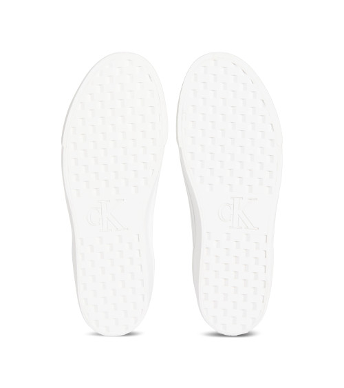 Compra zapatillas Calvin Klein Vulc Flat con metal en línea.